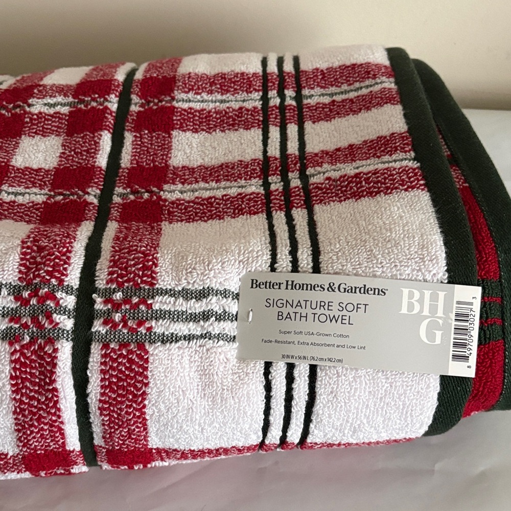 Better Homes & Gardens signature soft bath towel Red White green holiday plaid